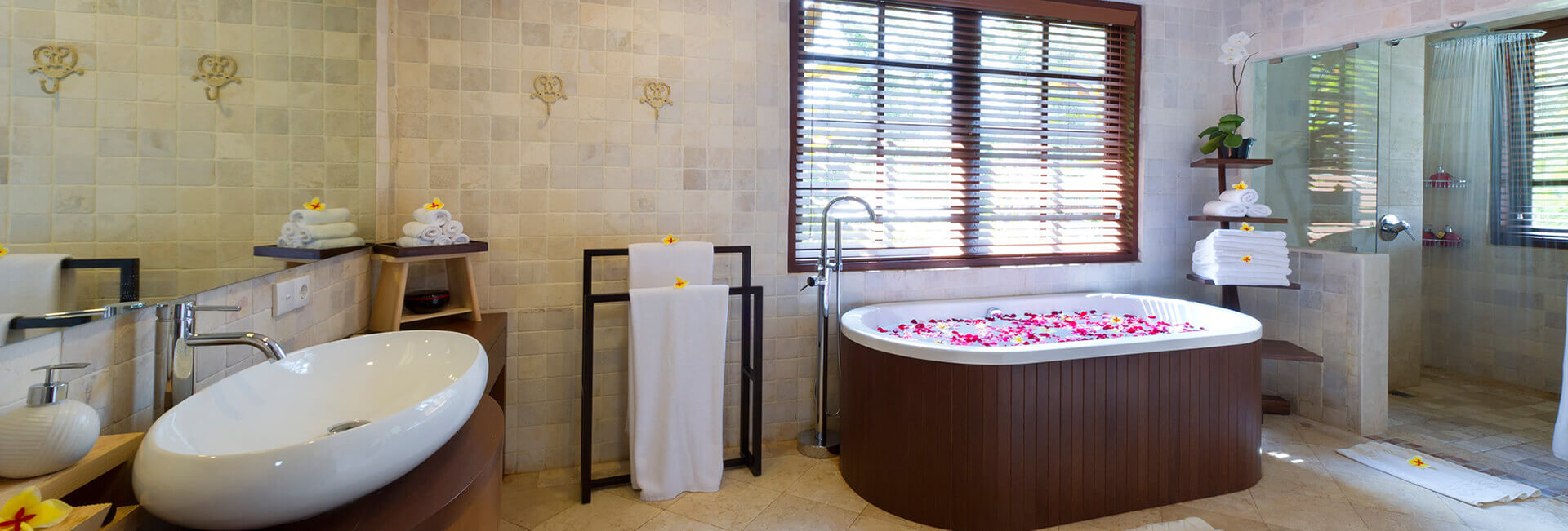 Villa San - Master bathroom